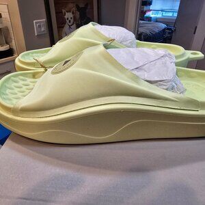 Stella McCartney x Adidas Women’s Size 9 Halo Carbon Light Green Slides JI1217